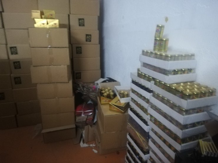 Kaçak olarak getirdikleri cinsel gücü artırıcı ilaçları, ’Göçük düzeltme’ deposunda saklamışlar