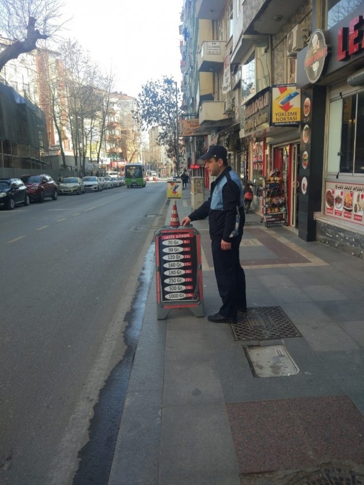 İzmit Zabıtası’ndan kaldırım işgaline sıkı takip