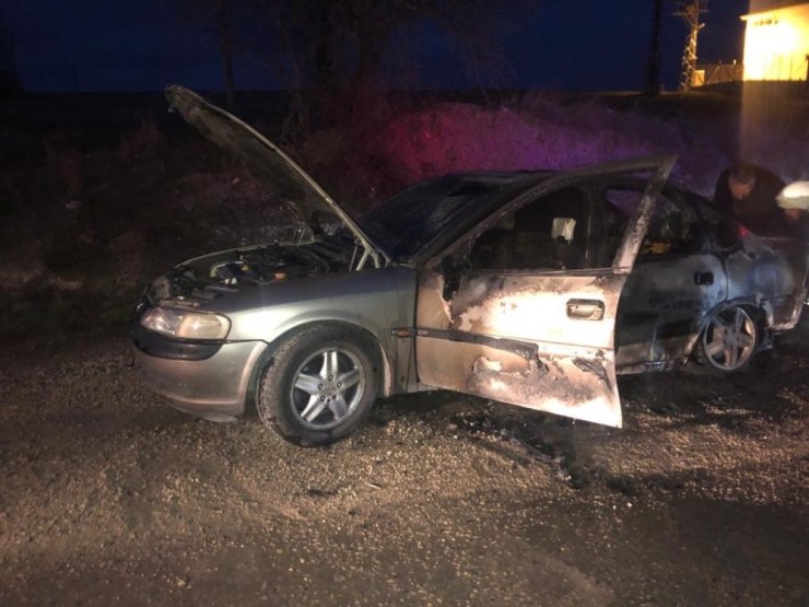 Seyir halindeki otomobil alev topuna döndü