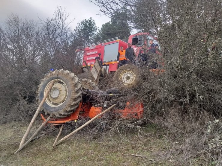 Tarlaya gübre taşırken devrilen traktörün altında kaldı