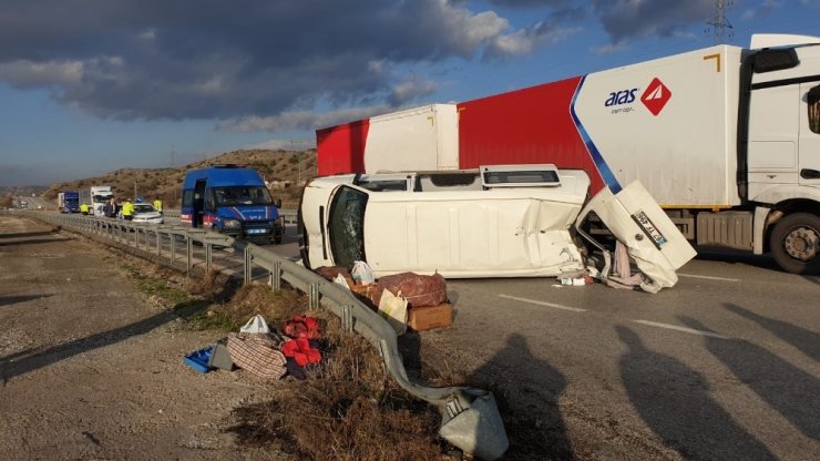 Cenazeye giden minibüs takla attı, 2 yaralı