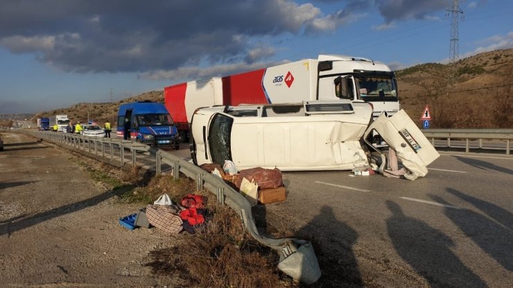Cenazeye giden minibüs takla attı, 2 yaralı