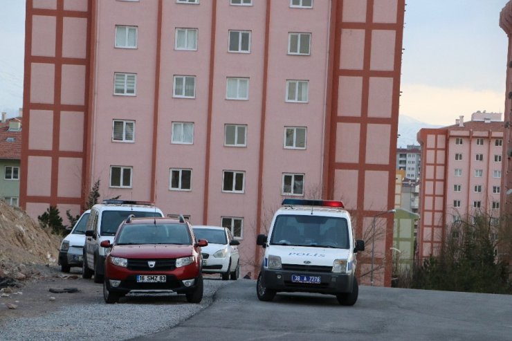 Kız arkadaşını silahla vurduktan sonra intihar etti
