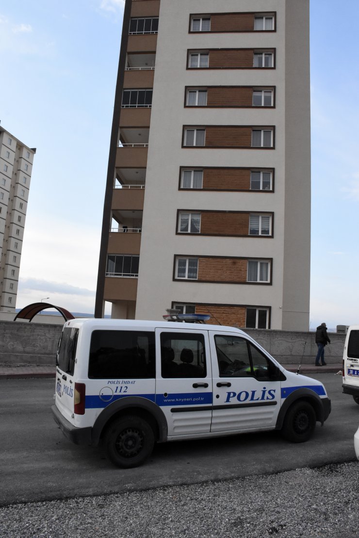 Kayseri'de birlikte yaşadığı kadını silahla yaralayan kişinin intihar ettiği iddiası