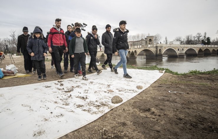 Kendilerinden önce ayak izleri Avrupa yolunda