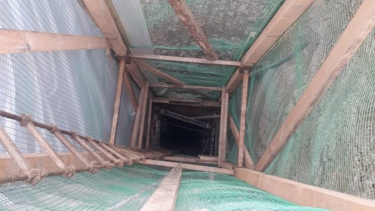 Defineciler, madenci gibi çalışıp 8 metre çukur açmış