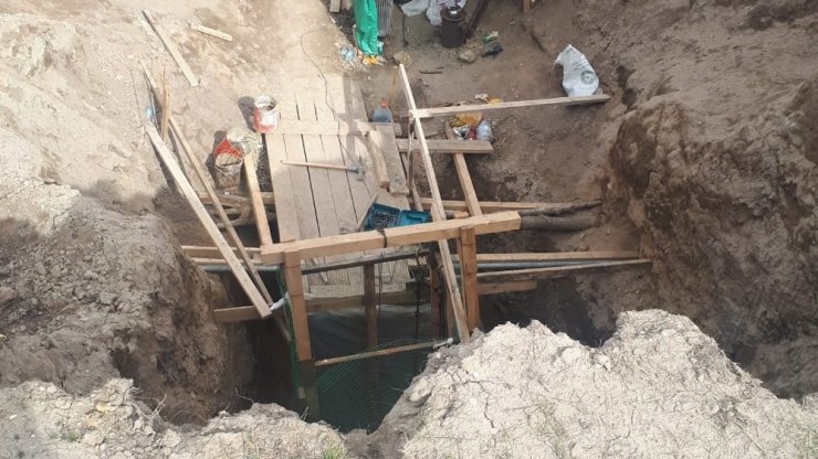 Defineciler, madenci gibi çalışıp 8 metre çukur açmış