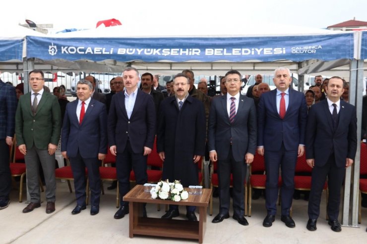 Dilovası’nın ilk yüzme havuzu hizmete açıldı