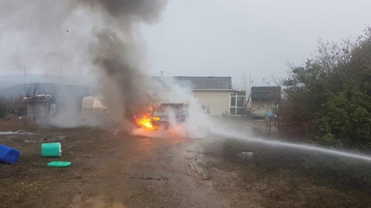Alev alan LPG’li otomobil küle döndü