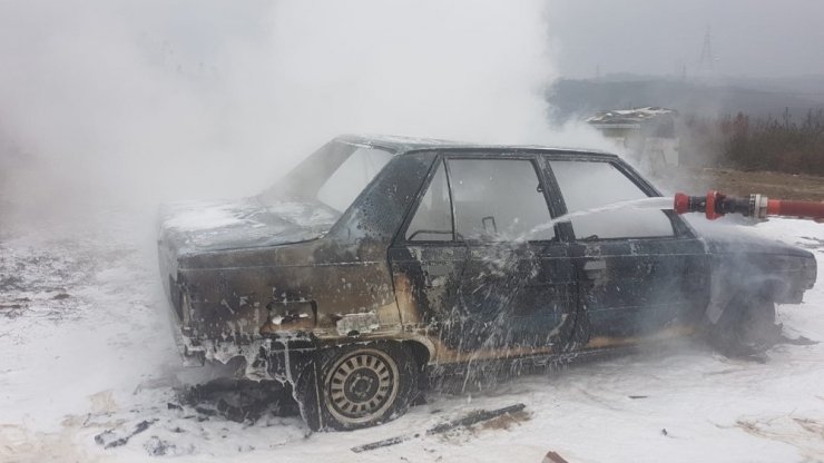 Alev alan LPG’li otomobil küle döndü