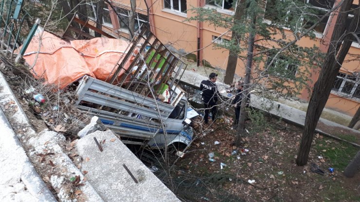 Kontrolden çıkan kamyonet okul bahçesine düştü