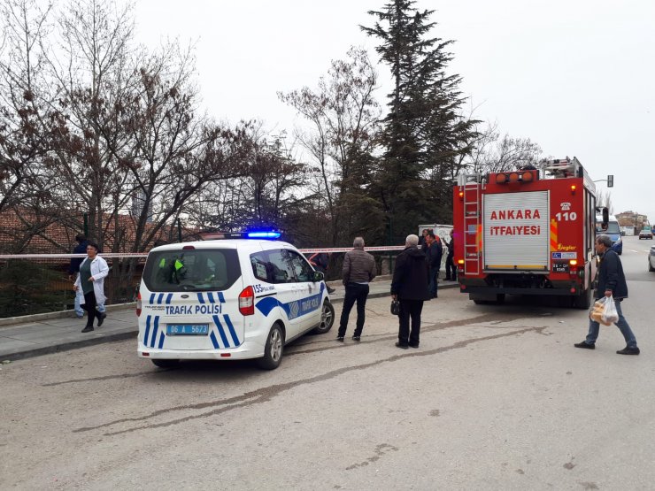 Kontrolden çıkan kamyonet okul bahçesine düştü