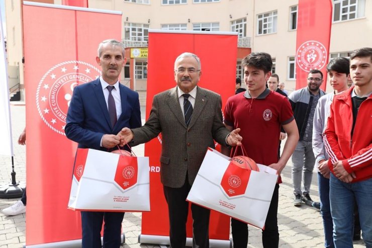 Ordu’da 52 okula spor malzemesi dağıtıldı
