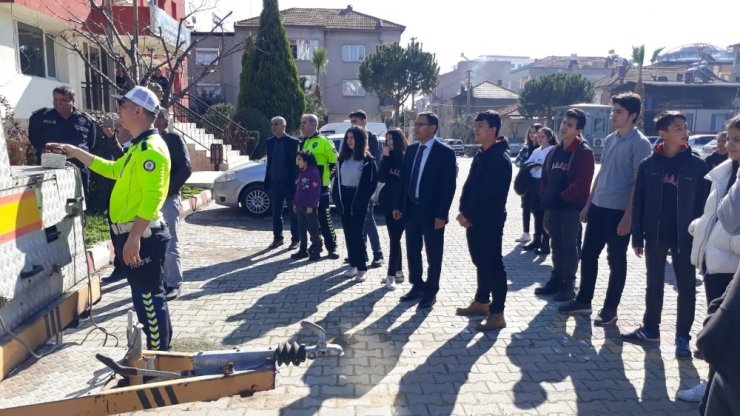 Öğrencilere emniyet kemerinin önemi anlatıldı