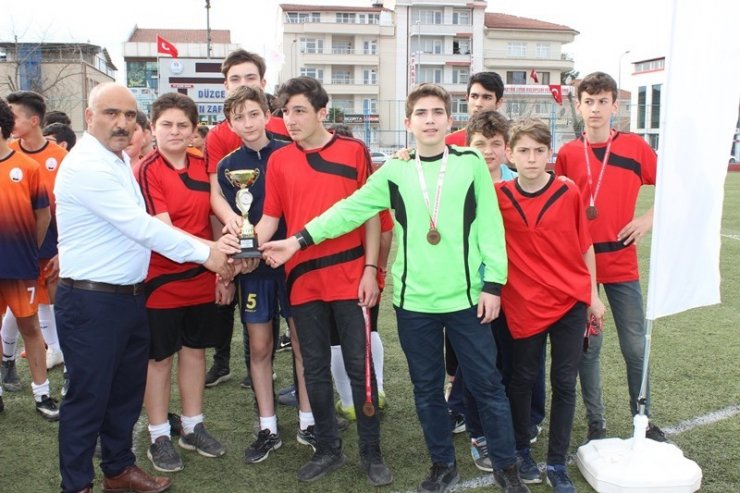 Yıldız erkekler futbol şampiyonu Mehmet Akif Okulu oldu