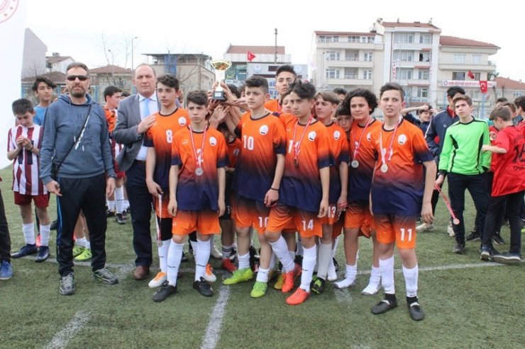 Yıldız erkekler futbol şampiyonu Mehmet Akif Okulu oldu