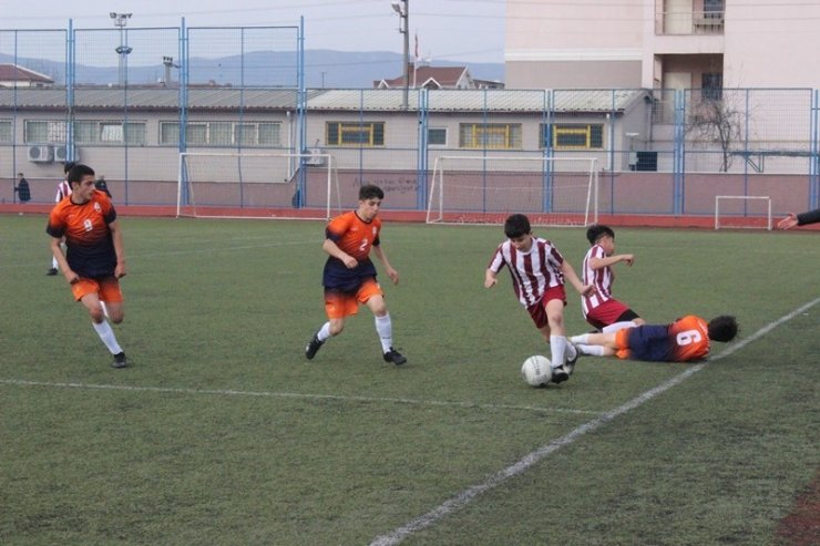Yıldız erkekler futbol şampiyonu Mehmet Akif Okulu oldu