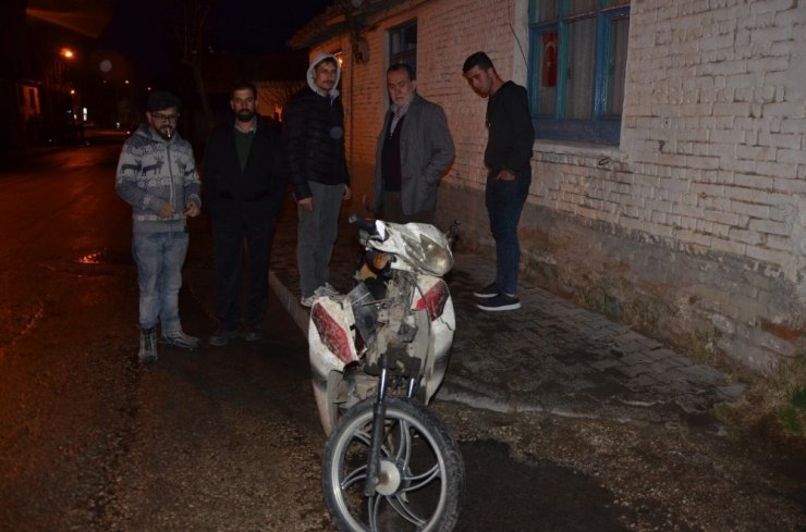 Otomobile çarpan motosikletli yaralandı