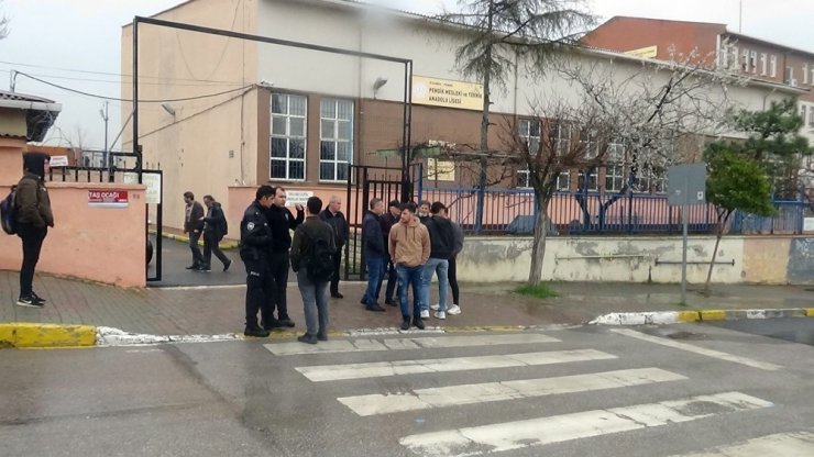 Pendik’te lise öğrencileri ile gençlerin kavgası kanlı bitti: 3 yaralı