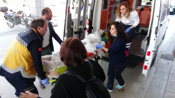 Yangında evde mahsur kalan kadını komşular ölümden kurtardı