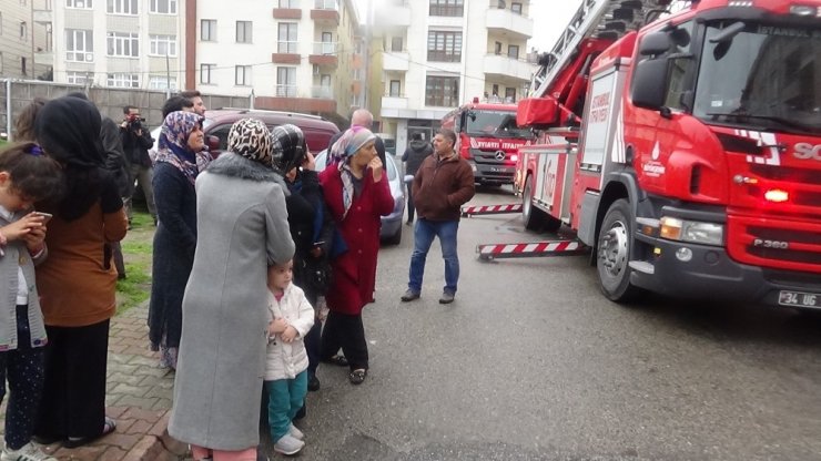 Alev alev yanan eve vatandaştan hortumla müdahale kamerada