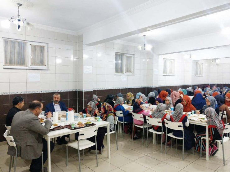 Seydişehir Kaymakamı Erdoğan'dan yatılı kız Kur'an kursuna ziyaret