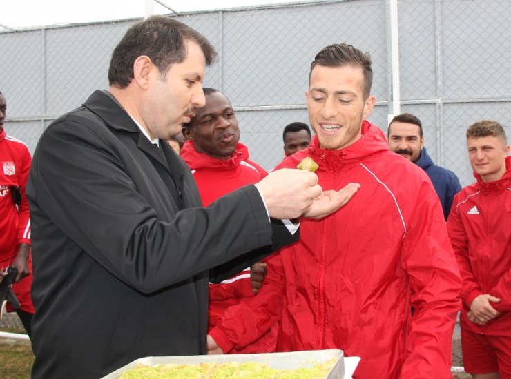 Sivas Valisi Salih Ayhan’dan Sivasspor’a baklava ikramı