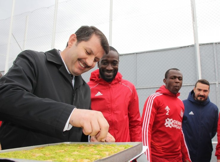 Sivas Valisi Salih Ayhan’dan Sivasspor’a baklava ikramı