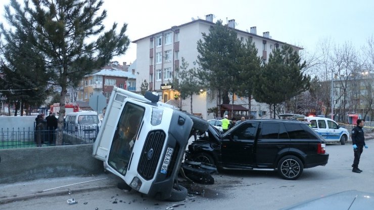 Lüks cipin çarptığı kamyon devrildi: 2 yaralı