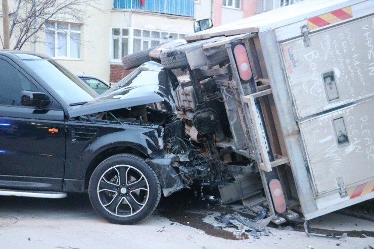 Lüks cipin çarptığı kamyon devrildi: 2 yaralı
