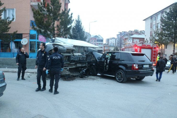 Lüks cipin çarptığı kamyon devrildi: 2 yaralı