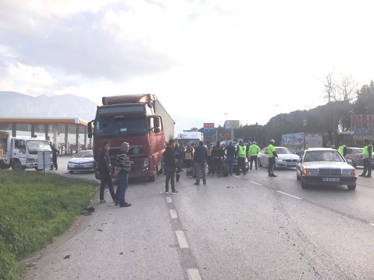Tır ile çarpışan otomobilin dingili fırladı: 1 yaralı