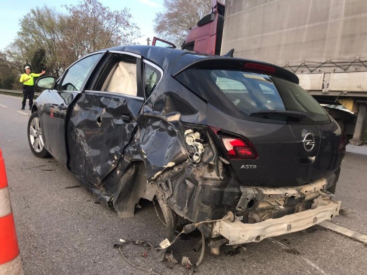 Tır ile çarpışan otomobilin dingili fırladı: 1 yaralı