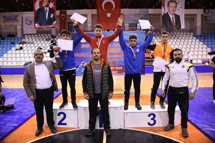 Yıldızlar Türkiye Güreş Şampiyonası’nda şampiyonlar ödüllerini aldı