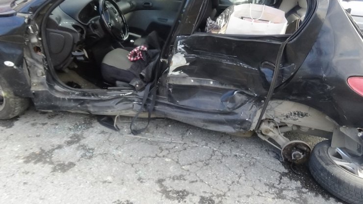 Tuzla’da iki otomobil birbirine girdi: 1 yaralı