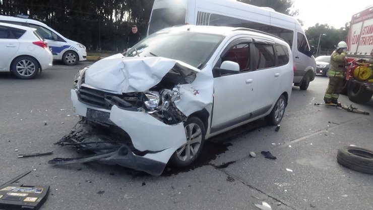 Tuzla’da iki otomobil birbirine girdi: 1 yaralı