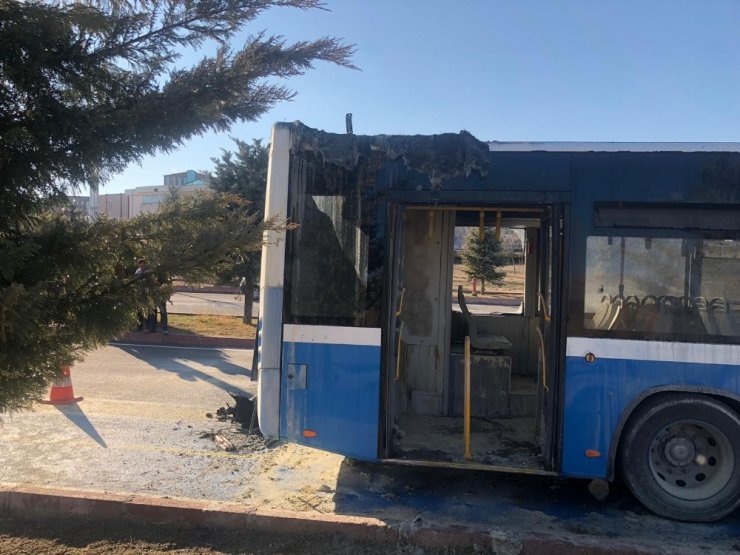 Üniversiteli öğrencileri taşıyan halk otobüsünde yangın paniği
