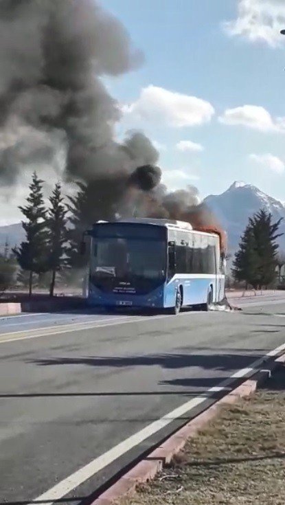 Üniversiteli öğrencileri taşıyan halk otobüsünde yangın paniği