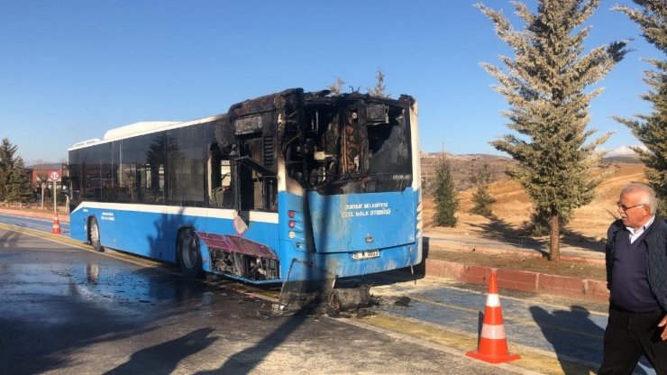 Üniversiteli öğrencileri taşıyan halk otobüsünde yangın paniği