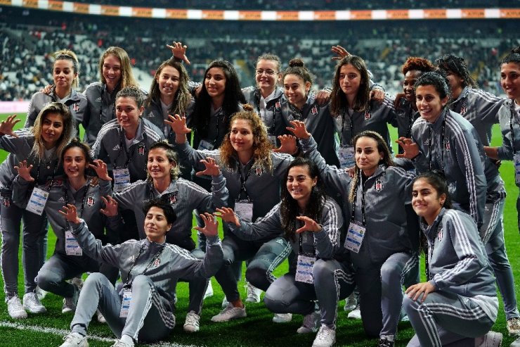 Beşiktaş Kadın Futbol Takımı, Vodafone Park’ı selamladı