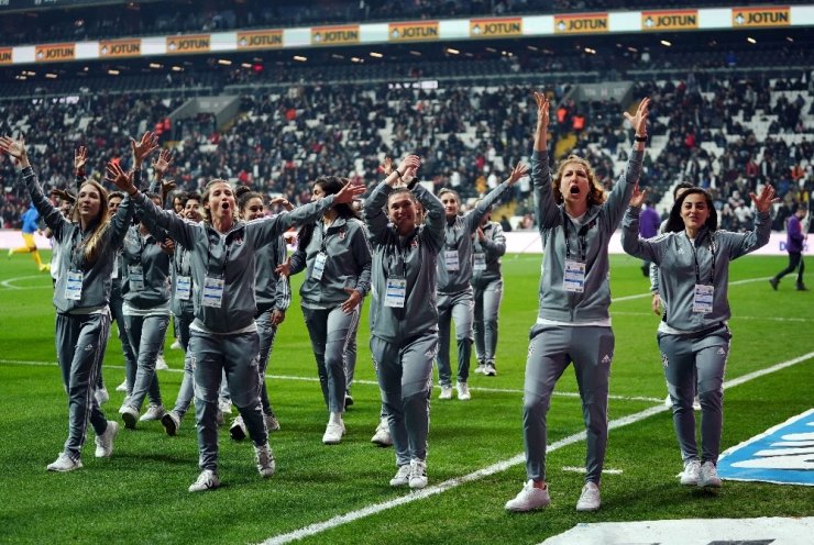 Beşiktaş Kadın Futbol Takımı, Vodafone Park’ı selamladı