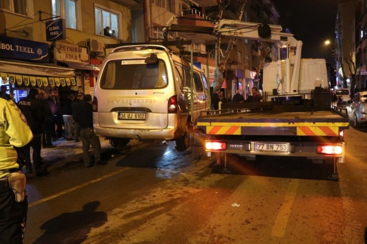 Alkollü sürücü dükkana çarparak durdu