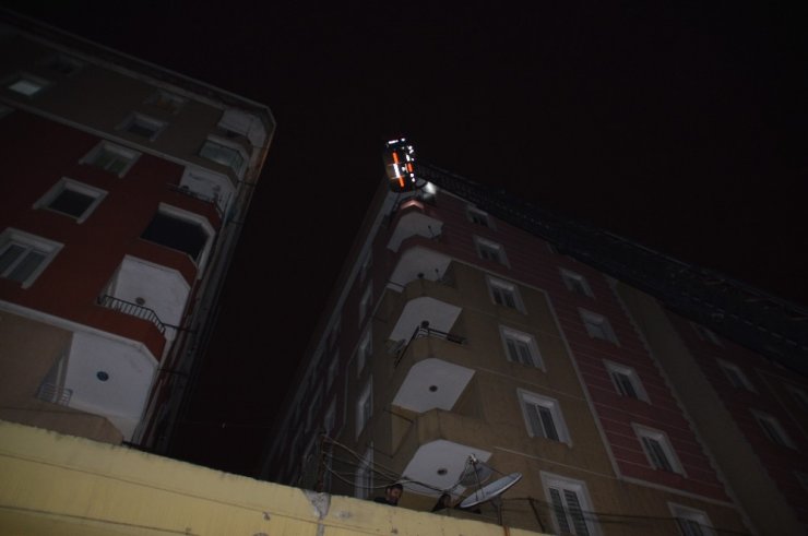 Yangın çıkan binada vatandaşlar mahsur kaldı