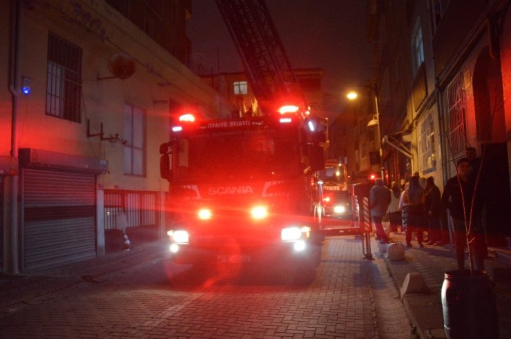 Yangın çıkan binada vatandaşlar mahsur kaldı