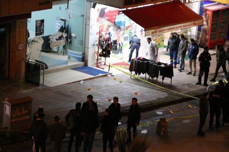 Cadde ortasında silahlı saldırıya uğrayan şahıs hayatını kaybetti