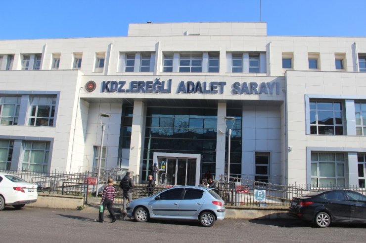 Öğrenci velilerini dolandırdığı iddia edilen kadın adliyede