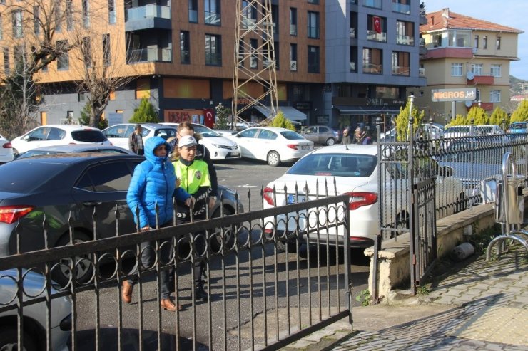 Öğrenci velilerini dolandırdığı iddia edilen kadın adliyede