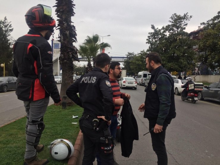 Dengesini kaybedip motosikletten düşen sürücü yaralandı