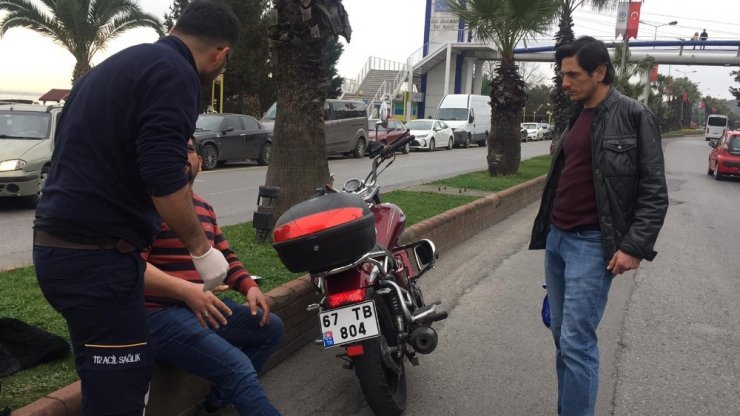 Dengesini kaybedip motosikletten düşen sürücü yaralandı