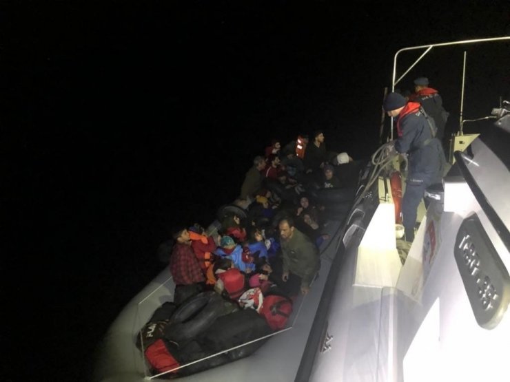 Kuşadası Körfezi’nde 44 göçmen kurtarıldı